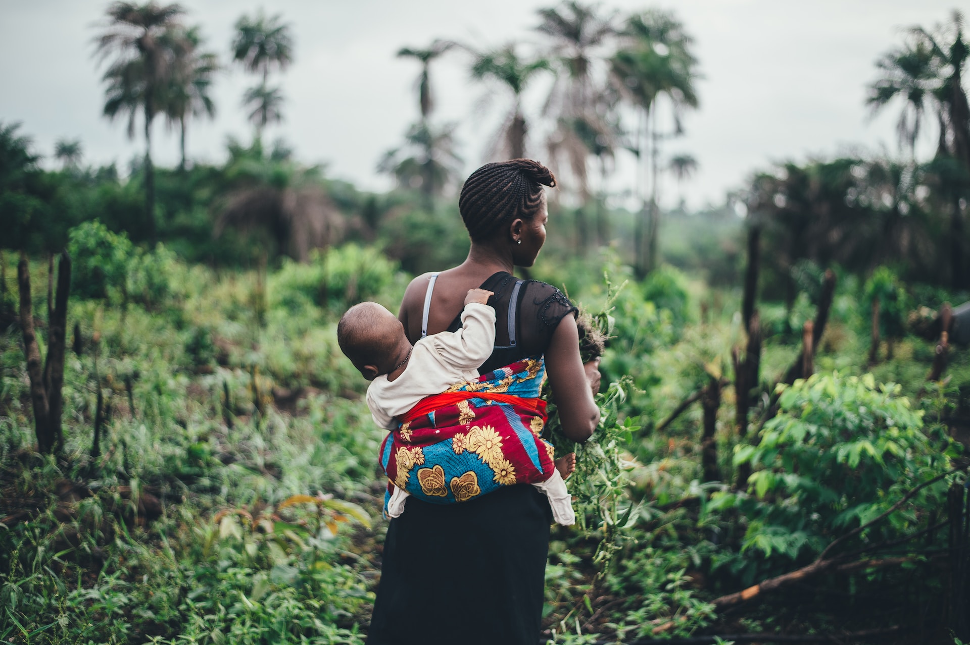 An image of an African woman and her child in a village without internet connectivity for fintech